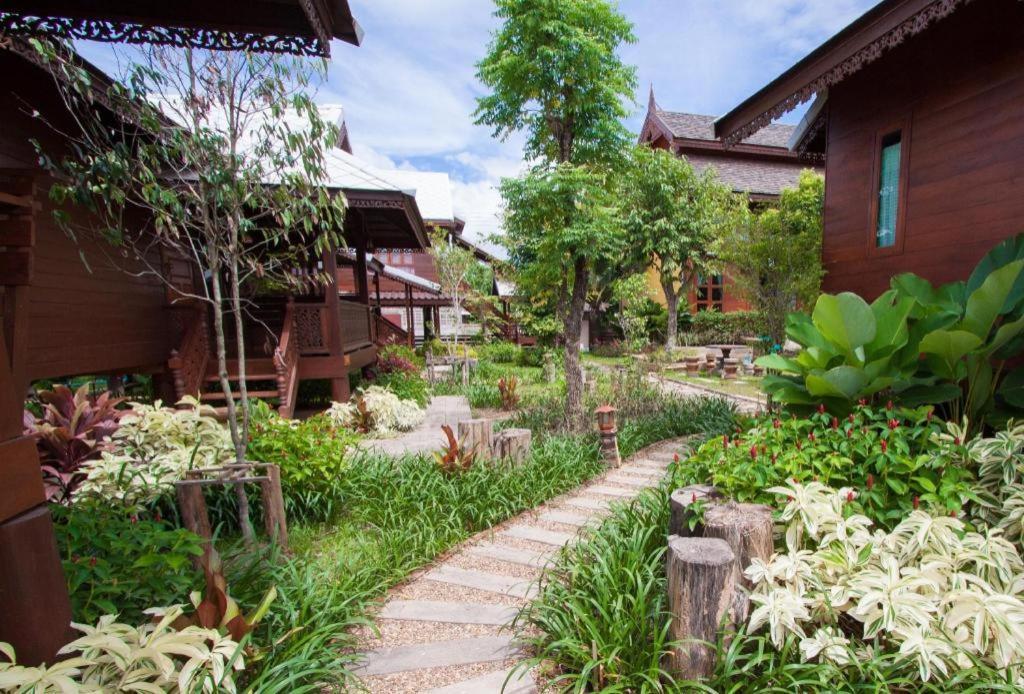 Huan Aumpron Resort Phrae Exterior photo